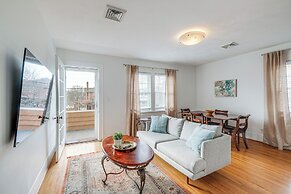 < 3 Mi to Dtwn Roanoke: Inviting Unit w/ Balcony