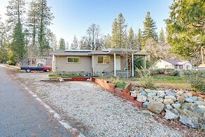 4 Mi to Dtwn Grass Valley: Forest Oasis w/ Hot Tub