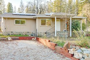 4 Mi to Dtwn Grass Valley: Forest Oasis w/ Hot Tub