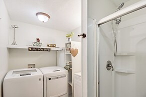 Walk to Little River Falls: Lakefront Cabin