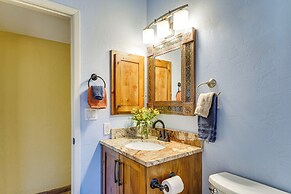 12 Mi to Dtwn Tucson: Tranquil Townhome w/ Office
