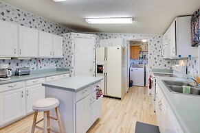 Grill & Screened Patio: Getaway in Montrose!