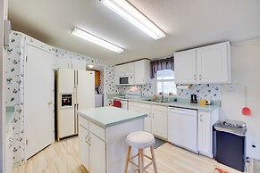 Grill & Screened Patio: Getaway in Montrose!