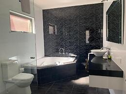 Blazing Stump Motel & Suites