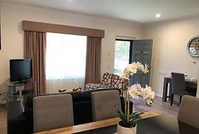 Blazing Stump Motel & Suites