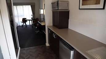 Blazing Stump Motel & Suites