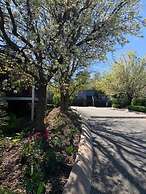 Blazing Stump Motel & Suites