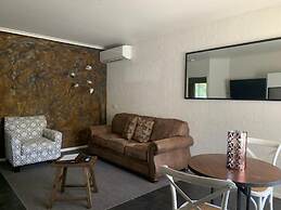 Blazing Stump Motel & Suites