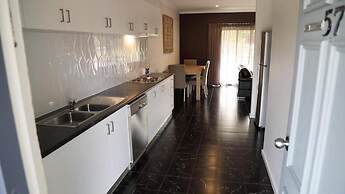 Blazing Stump Motel & Suites