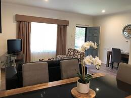 Blazing Stump Motel & Suites