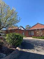 Blazing Stump Motel & Suites