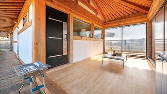 Gyeongju Aratteul Hanok Pet Pension