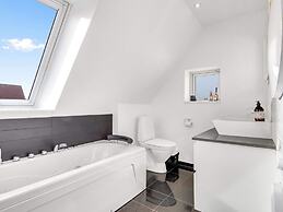 Holiday Home, 750m From Beach