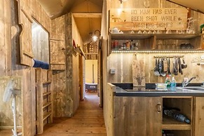 Host Stay Giraffe Enclosure