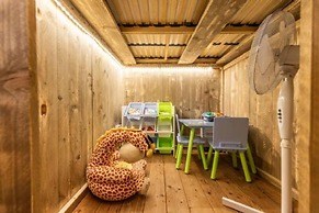 Host Stay Giraffe Enclosure