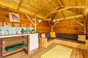 Host Stay Giraffe Enclosure
