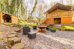 Host Stay Giraffe Enclosure