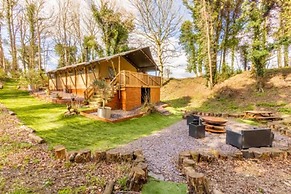 Host Stay Giraffe Enclosure