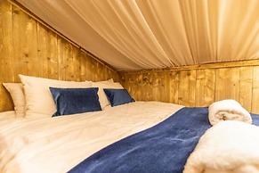 Host Stay Giraffe Enclosure