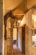 Host Stay Giraffe Enclosure