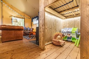 Host Stay Giraffe Enclosure