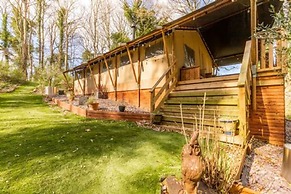 Host Stay Giraffe Enclosure