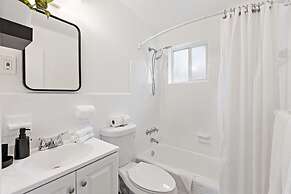 Lovely Rental Unit With Free Parking on Premises