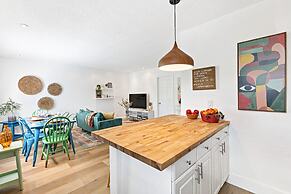 Stylish 2 BR Condo - Close to Riverwalk