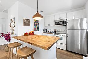 Stylish 2 BR Condo - Close to Riverwalk