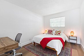 Stylish 2 BR Condo - Close to Riverwalk