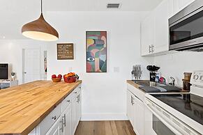 Stylish 2 BR Condo - Close to Riverwalk