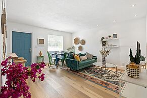 Stylish 2 BR Condo - Close to Riverwalk