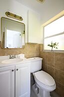 Bright Comfortable Apt in Victoria Park