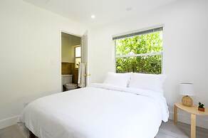 Bright Comfortable Apt in Victoria Park