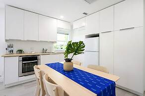 Bright Comfortable Apt in Victoria Park