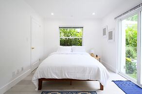 Bright Comfortable Apt in Victoria Park