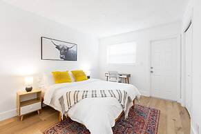 Musicians Lounge - 2 BR With Parking Asssigned