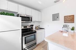 Musicians Lounge - 2 BR With Parking Asssigned