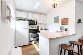 Musicians Lounge - 2 BR With Parking Asssigned