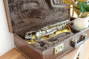 Musicians Lounge - 2 BR With Parking Asssigned