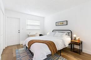 Stylish 2 BR Condo - Free Parking on Premises