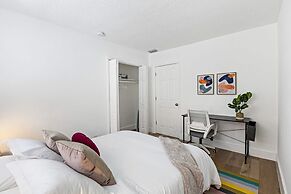 Stylish 2 BR Condo - Free Parking on Premises