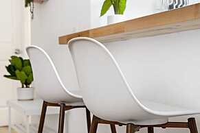 Stylish 2 BR Condo - Free Parking on Premises