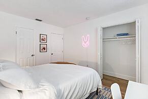 Stylish 2 BR Condo - Free Parking on Premises