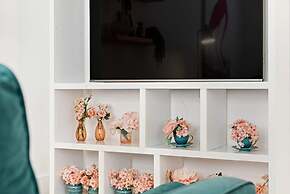 Stylish 2 BR Condo - Free Parking on Premises