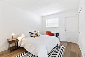 Lovely 2 BR Condo With Free Parking on Premises