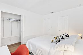 Lovely 2 BR Condo With Free Parking on Premises