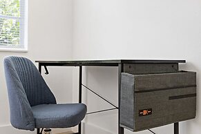 Lovely 2 BR Condo With Free Parking on Premises