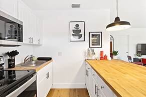 Lovely 2 BR Condo With Free Parking on Premises