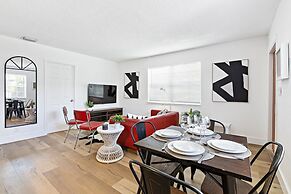 Lovely 2 BR Condo With Free Parking on Premises